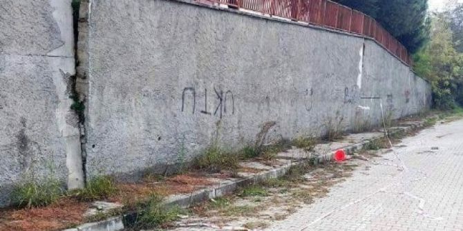 Yıkılmak Üzere Olan Okul Duvarı Tehlike Saçıyor