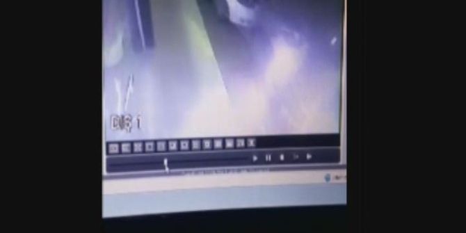 Cipin Çarptığı Park Halindeki Otomobil İş Yerine Girdi