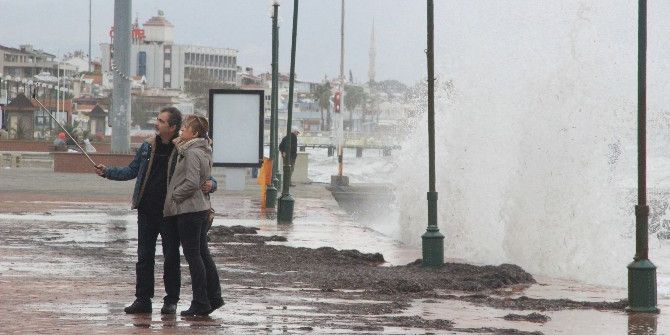 Dev Dalgalar Sahili Dövdü, Vatandaşlar Selfie Çekti