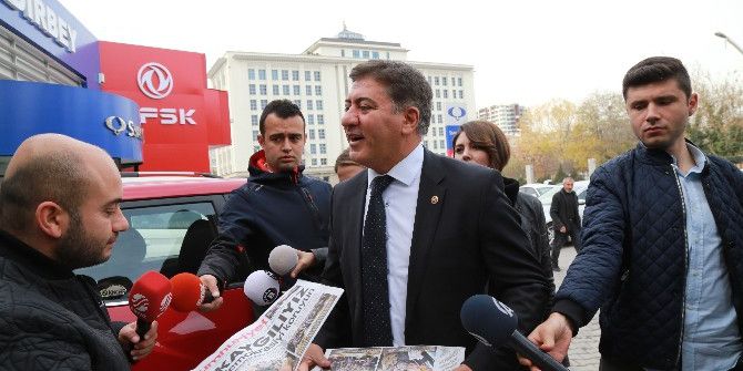 Chp’li Vekil Murat Emir Tepki İçin Cumhuriyet Gazetesi Dağıttı
