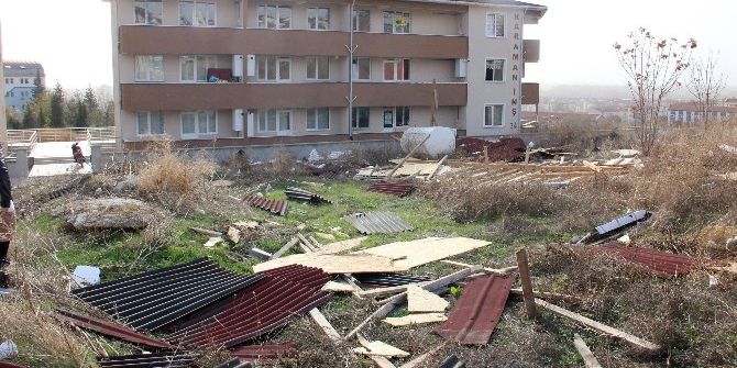 Edirne’de Şiddetli Lodos Apartman Çatılarını Söktü