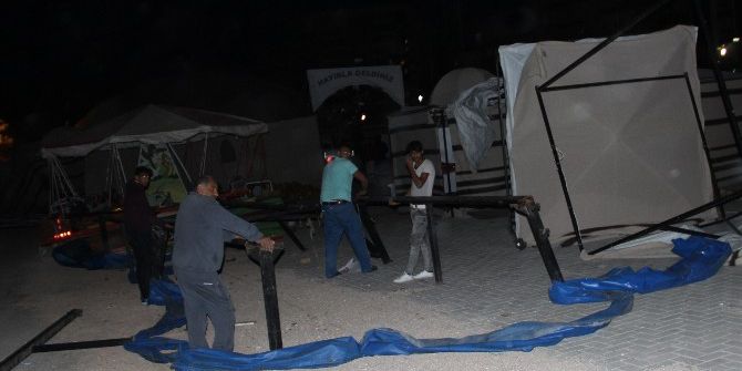 Manisa’da Şiddetli Lodos Çadırları Uçurdu