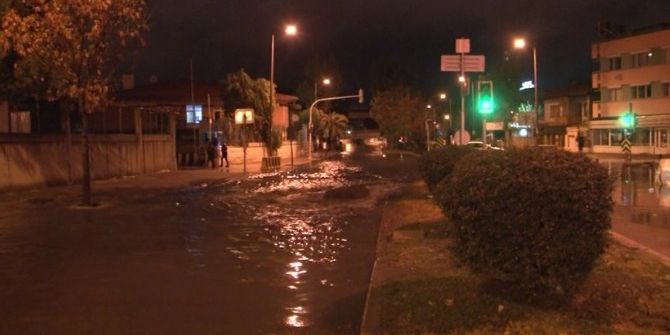 İzmir’de Sağanak Yağmur Sonrası Araçlar Yollarda Mahsur Kaldı