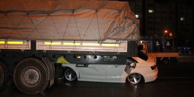 Tır’a Arkadan Çarpan Otomobilden Sağ Çıktı