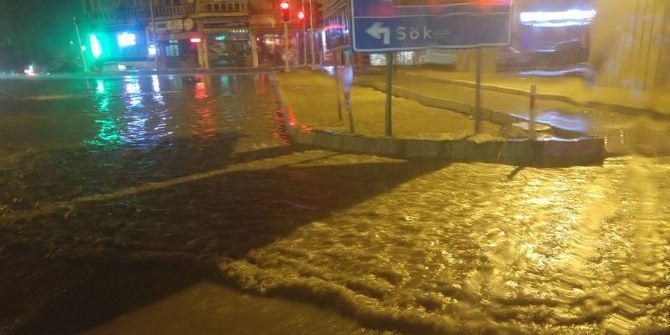 Kuşadası’nda Yarım Saat Süren Yağmur Yolları Göle Çevirdi