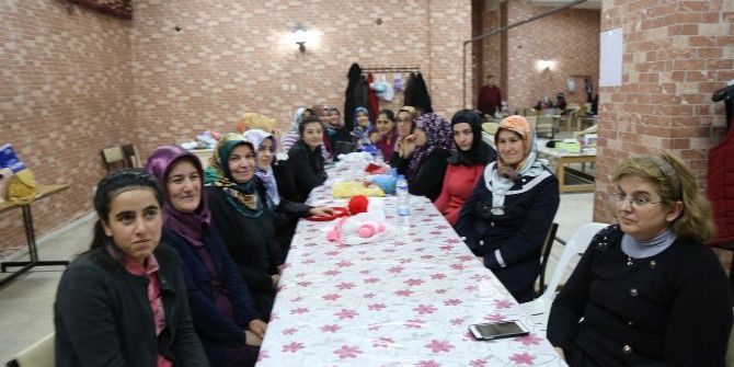 İşaret Dili İle Örgü Kursu Veriliyor