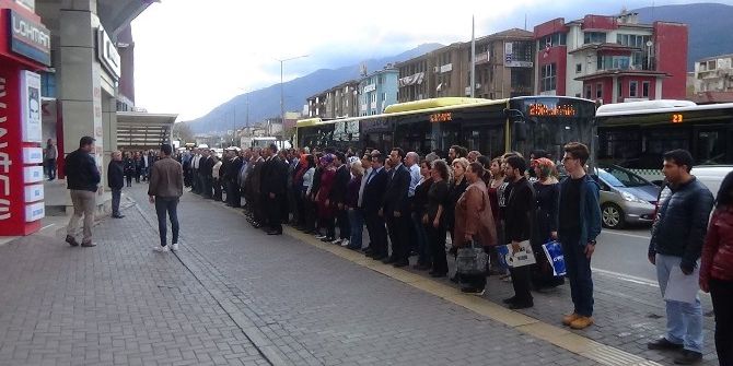 Caddenin Ortasında Durup Atatürk’ü Böyle Andılar