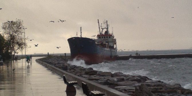 Maltepe’de Gemi Karaya Oturdu