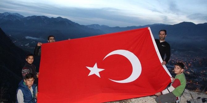 Oltu Semalarına Dev Türk Bayrağı Astılar