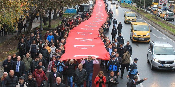 Beşiktaş’ta Bin 11 Metrelik Dev Türk Bayrağıyla Binler Dolmabahçe’ye Yürüdü