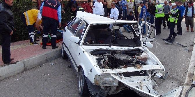 Lastiği Çıkan Otomobil Refüje Çarptı: 3 Yaralı