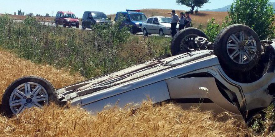 Otomobil Tarlaya Uçtu: 2 Yaralı