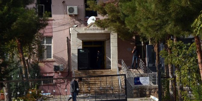 Teröristler Kaymakamı Hedef Aldı