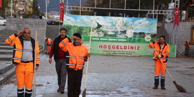 Temizlik İşçilerinden Saygı Duruşu