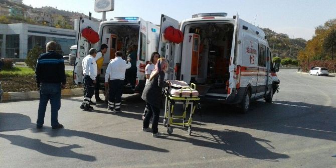 Bebeği Ambulans Uçağa Götüren 112 Ekibi Kaza Yaptı: 6 Yaralı
