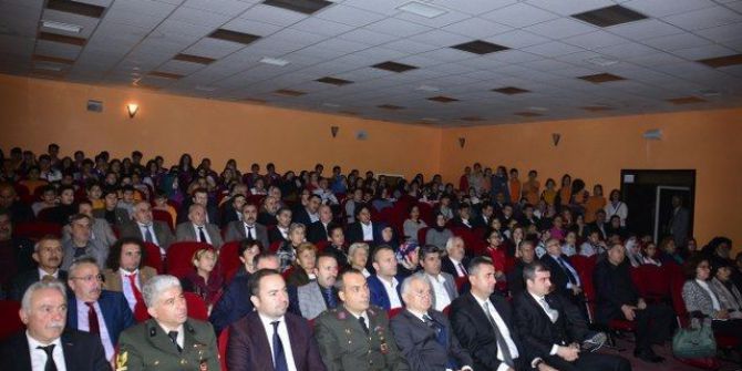 Öğrencilerden Muhteşem Anma Töreni