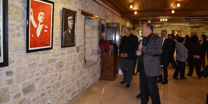 Kuşadası’nda “Atatürk” Sergisi Açıldı