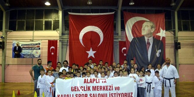 Uğuz, "Gençlerimiz Daha İyi Salonlarda Spor Yapmayı Hak Ediyor"