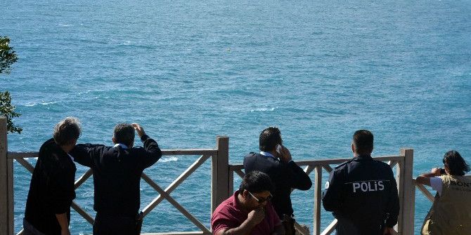 Rüzgarlı Havada Denize Giren Adam Polisi Alarma Geçirdi