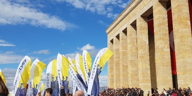 Anıtkabir Sarı-laciverte Büründü