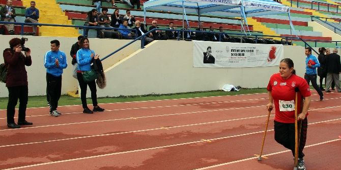 Atatürk’ü Anmak İçin Koltuk Değnekleri İle Koştu