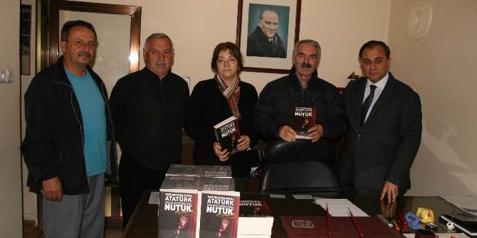 Kulu’da, Yardımlaşma Derneği "Nutuk" Kitabı Dağıttı