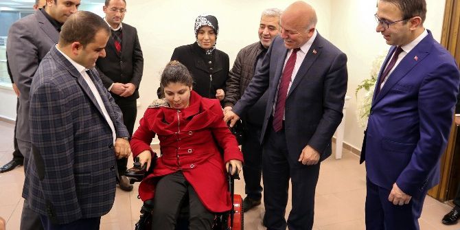 Hayırsever İşadamından Engelli Genç Kıza Akülü Araç Jesti