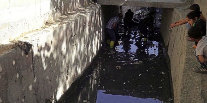 Cizre’de Yağmurlama Kanalları Temizleniyor