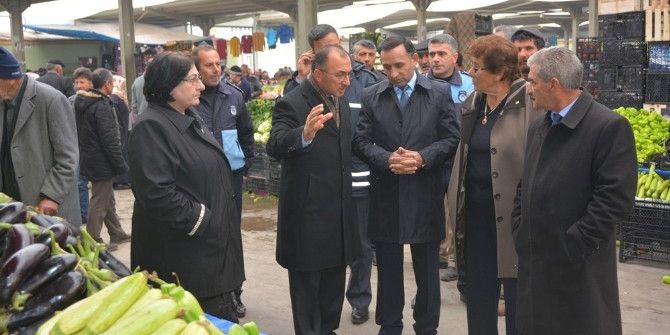 Başkan Köksoy, Belediye Meclis Üyeleriyle Birlikte Kapalı Halk Pazarını Gezdi