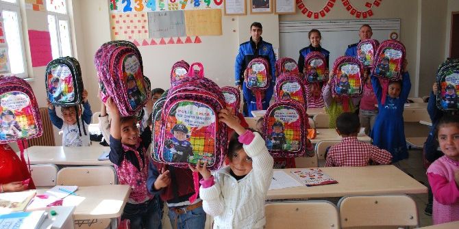 Ağrı’da Öğrencilere Kırtasiye Seti Dağıtıldı