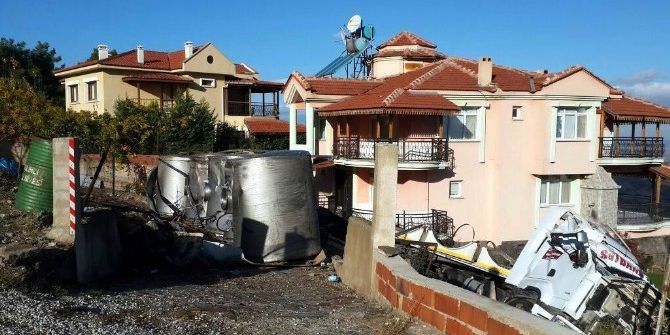 Süt Tankeri Villanın Bahçesine Uçtu: 1 Yaralı