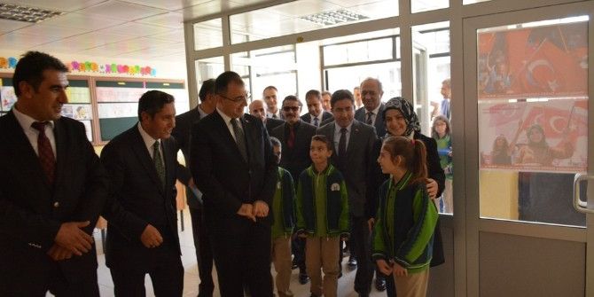 Okullarda Kuru Üzüm Dağıtımı Yapıldı