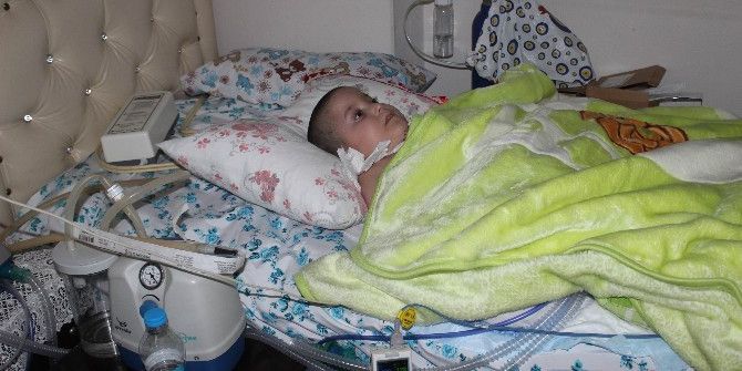Minik Harun, İki Yıldır Gözünü Bile Kırpamıyor