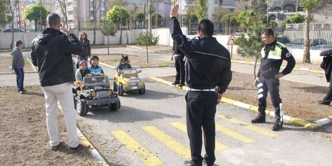 Polisten İşaret Diliyle Trafik Eğitimi