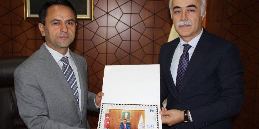 Ptt’den Vali Aktaş’a Kişisel Pul Hediyesi