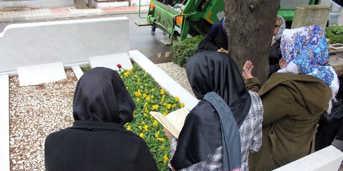 Kemal Sunal’ı Doğum Gününde Sevenleri Unutmadı