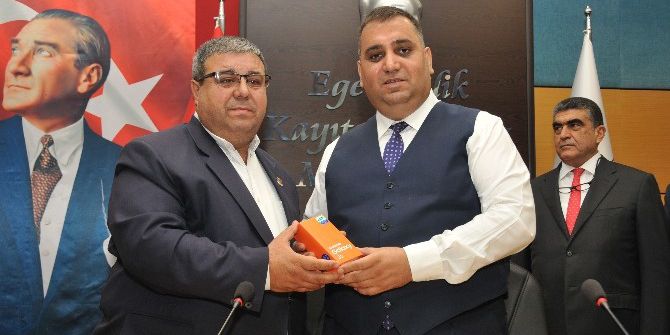 Başkan Can Muhtarlara Telefon Dağıttı