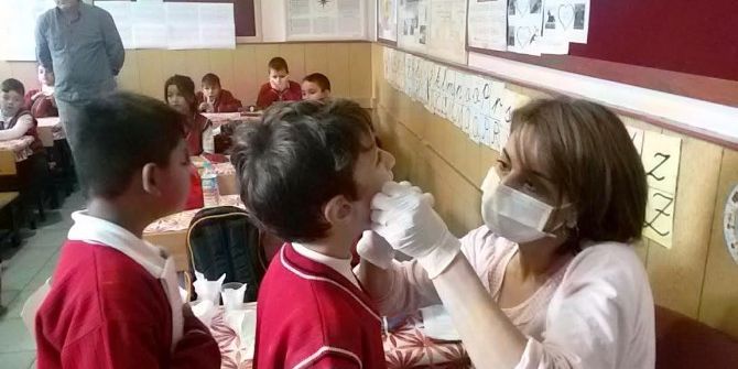 Öğrencilere Flor Vernik Uygulaması