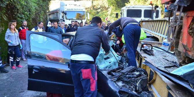 Otomobil İş Makinesi Yüklü Tır’ın Altına Girdi: 1 Yaralı