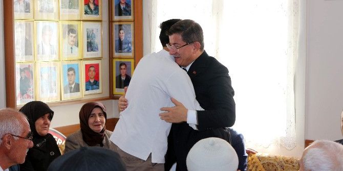 Davutoğlu’ndan Şehit Ve Gazi Ailelerine Ziyaret