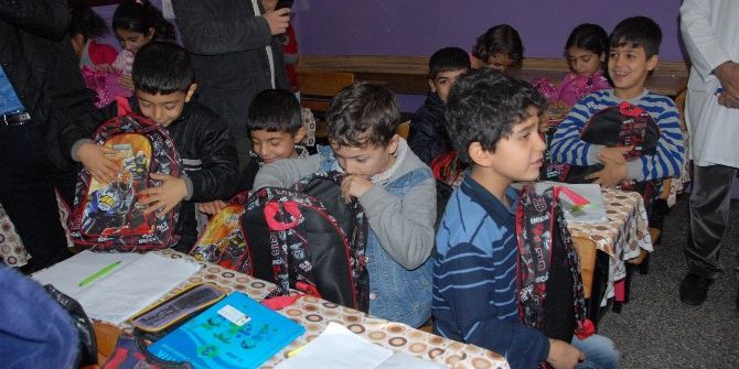 Türk Kızılayı’ndan Dezavantajlı Bin Öğrenciye Kırtasiye Yardımı