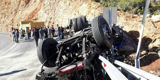 Karaman’da Devrilen Kamyonun Sürücüsü Hayatını Kaybetti