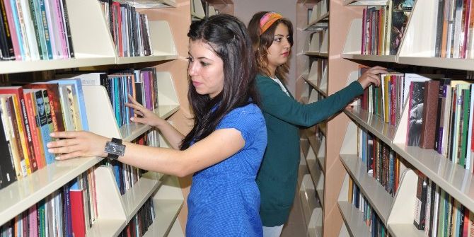 Kütüphanedeki Kitaplar Okuyucularını Bekliyor