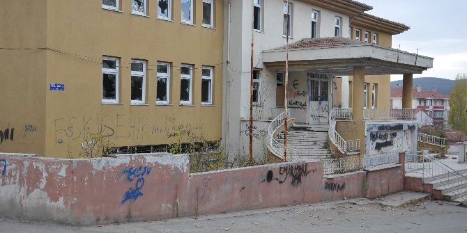 Eski Kütüphane Binası Alkolik Ve Madde Bağımlılarının Mekanı Oldu