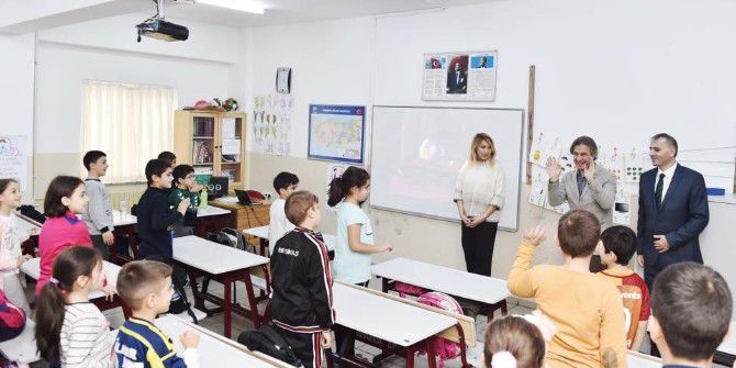 Başkan Demircan: "Okulları Geziyoruz, Eksiklerini Gideriyoruz"