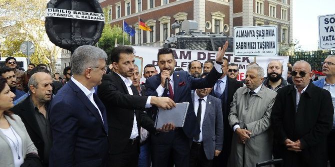 Alman Konsolosluğuna Siyah Çelenk