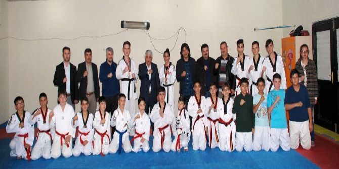 Sorgun Belediye Başkanı Şimşek, Dereceye Giren Tekvandocuları Ödüllendirdi