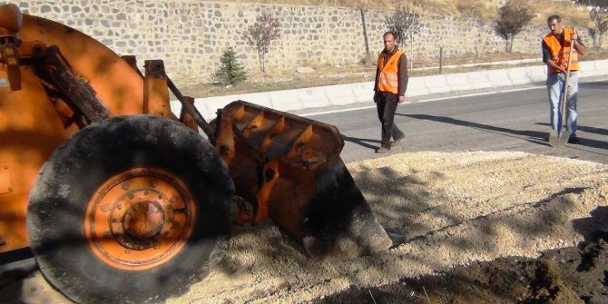 Erciş’te Patlayıcının Tahrip Ettiği Karayolu Onarıldı