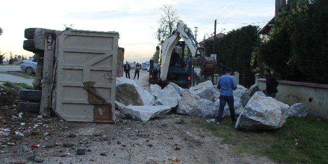 Taş Yüklü Kamyon Devrildi
