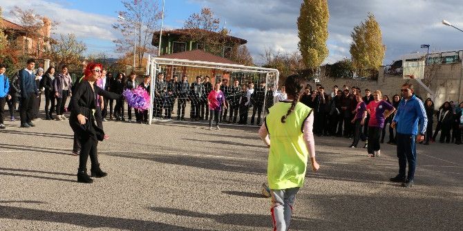 Öğretmenler Ve Öğrenciler Arasında Kadın Futbolu